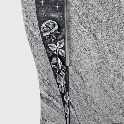 Moderner Grabstein aus Viscount White Granit mit Edelstahlkreuz und Rosenornamenten für Einzelgrab