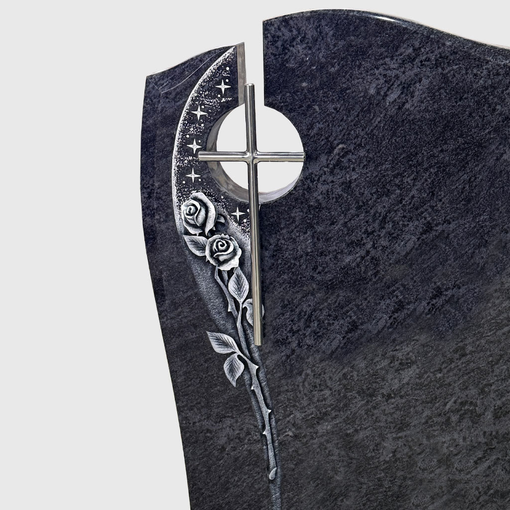 Moderner Grabstein aus Orion Blue Granit mit Edelstahlkreuz und Rosenornamenten für Einzelgrab