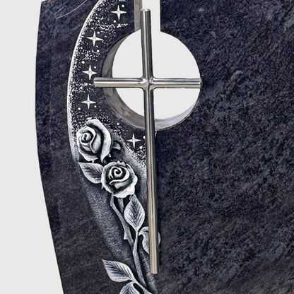 Moderner Grabstein aus Orion Blue Granit mit Edelstahlkreuz und Rosenornamenten für Einzelgrab