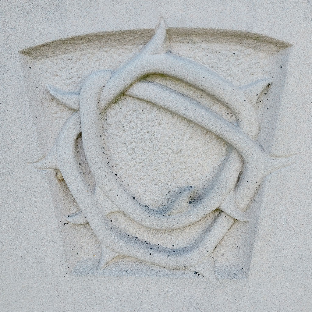 Grabstein aus Kalkstein mit Dornenkrone Relief