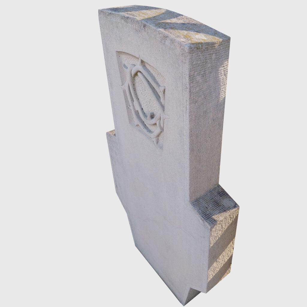 Grabstein aus Kalkstein mit Dornenkrone Relief