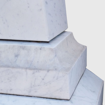 Grabstein mit zwei Sockel aus Carrara Marmor