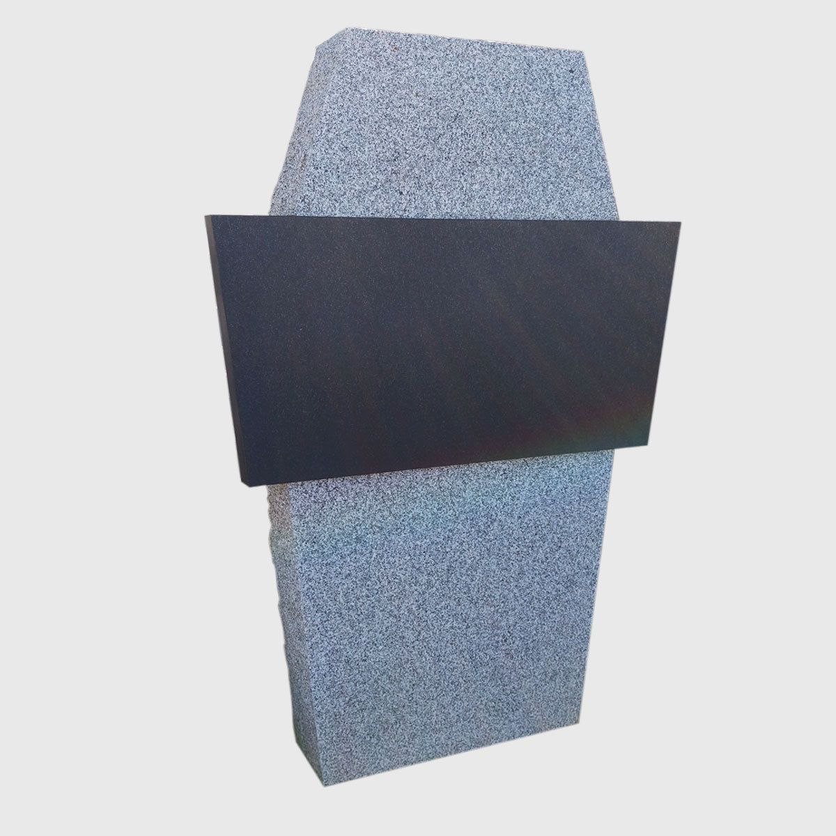 Grabstein aus Neuhauser Granit mit massivem Schwarzschwedischem Kern – Stone Lounge