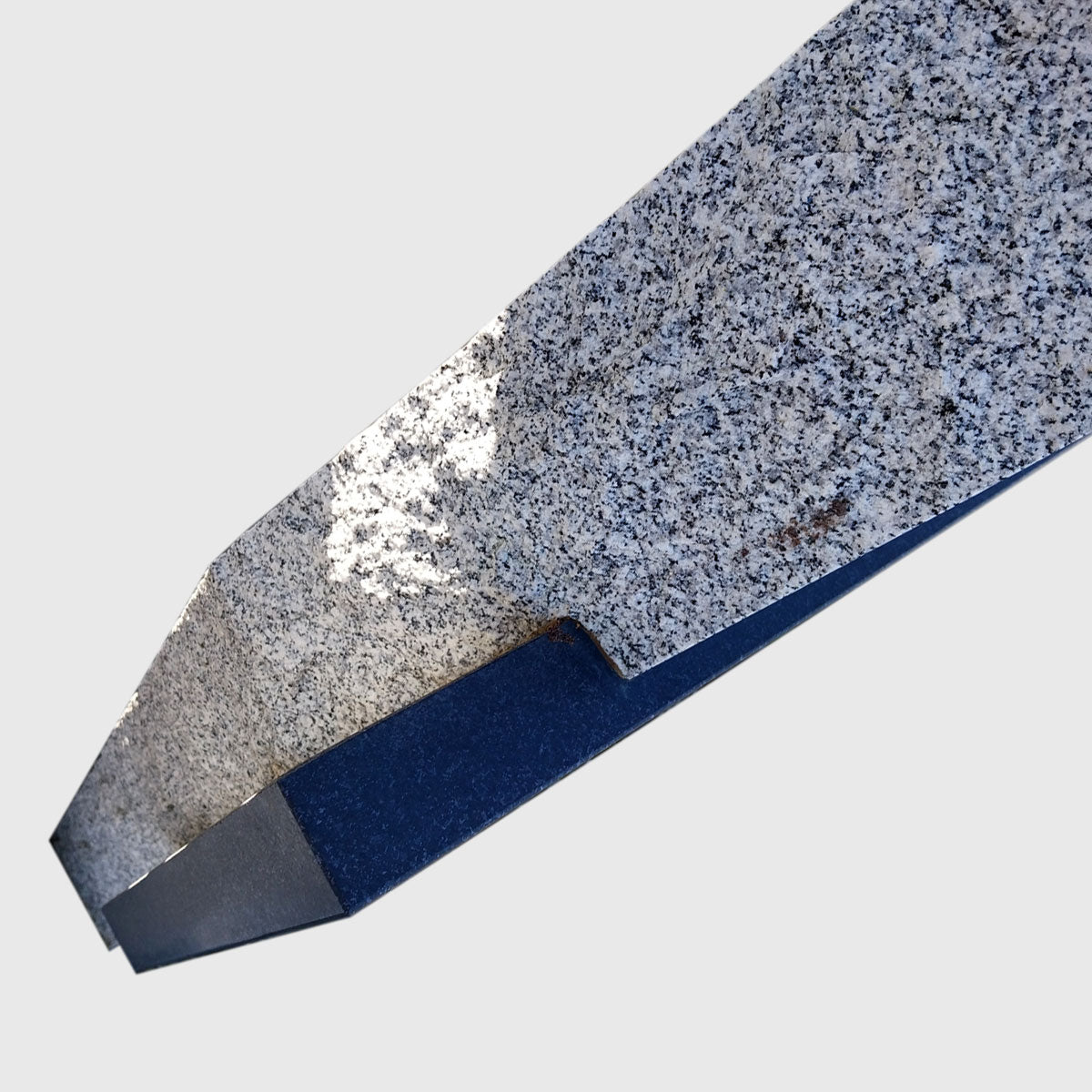 Grabstein aus Neuhauser Granit mit massivem Schwarzschwedischem Kern – Stone Lounge