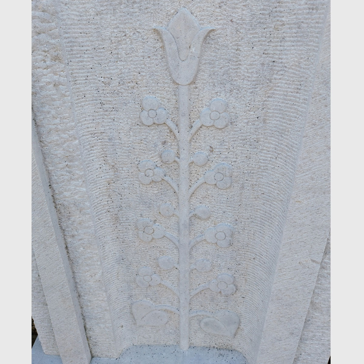 Grabstein aus hellem Kalkstein mit handwerklich gearbeiteter Ähre – Stone Lounge