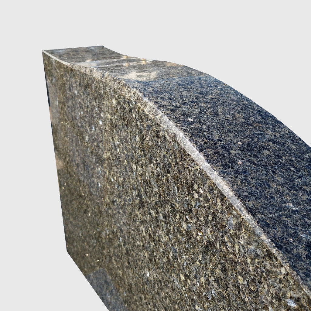 Grabstein aus Labrador Dunkel Granit