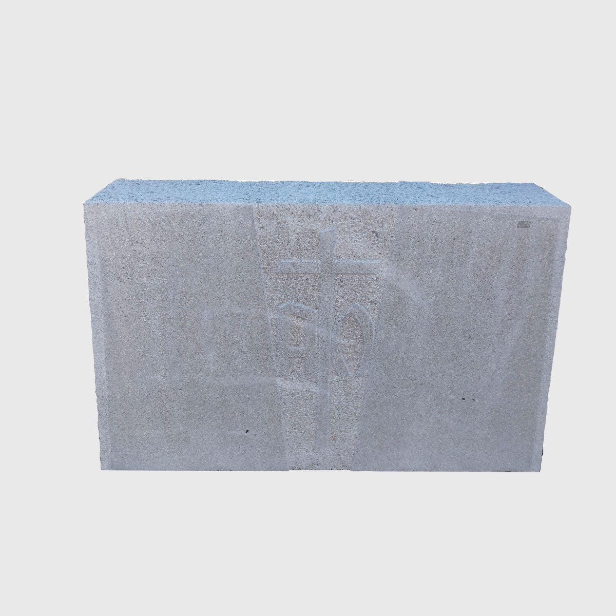Grabstein aus hellem Kalkstein mit Kreuz und Alpha-Omega Ornament – Stone Lounge