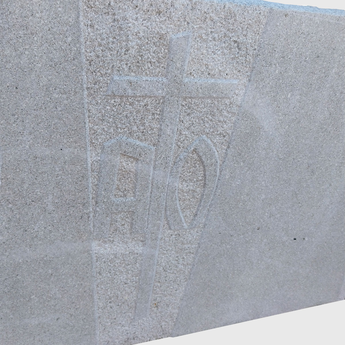 Grabstein aus hellem Kalkstein mit Kreuz und Alpha-Omega Ornament – Stone Lounge