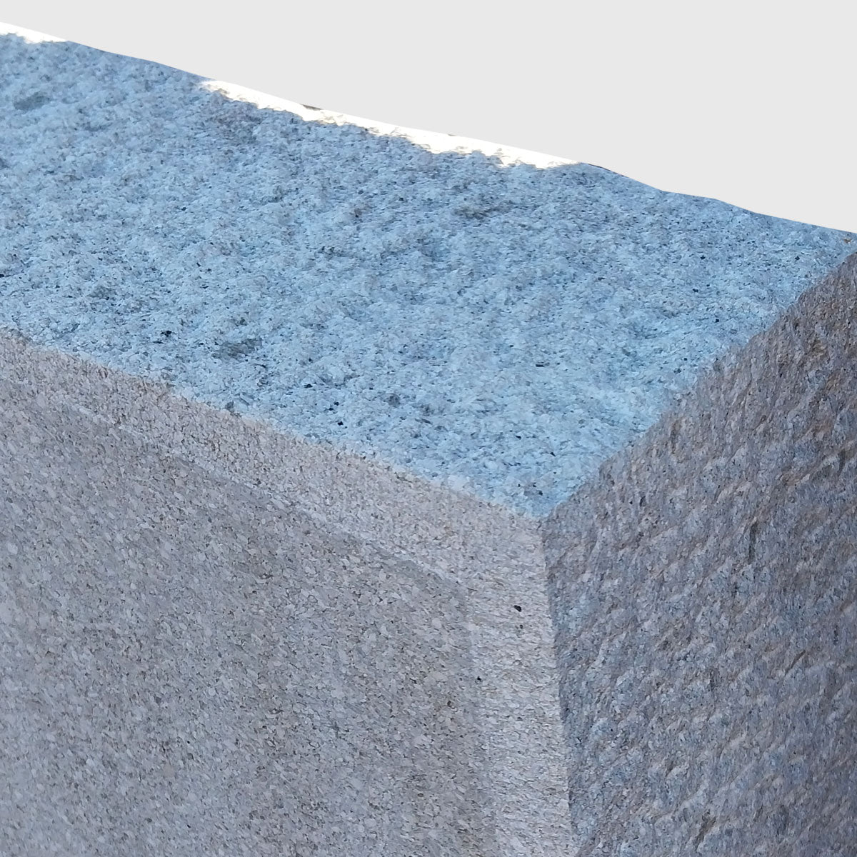 Grabstein aus hellem Kalkstein mit Kreuz und Alpha-Omega Ornament – Stone Lounge