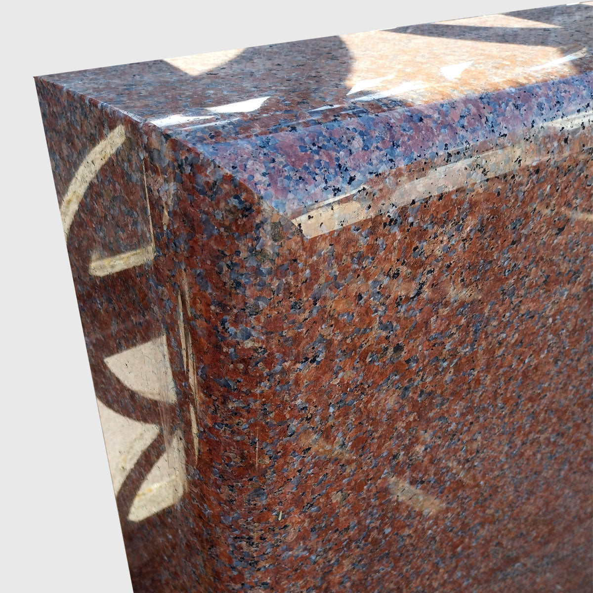 Grabstein aus Rot Schwedischem Granit, poliert – Stone Lounge