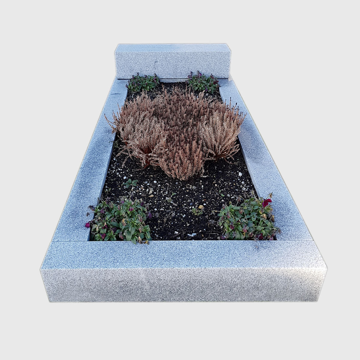 Grabanlage ohne Grabstein aus Neuberger Fein Granit, satiniert – Stone Lounge