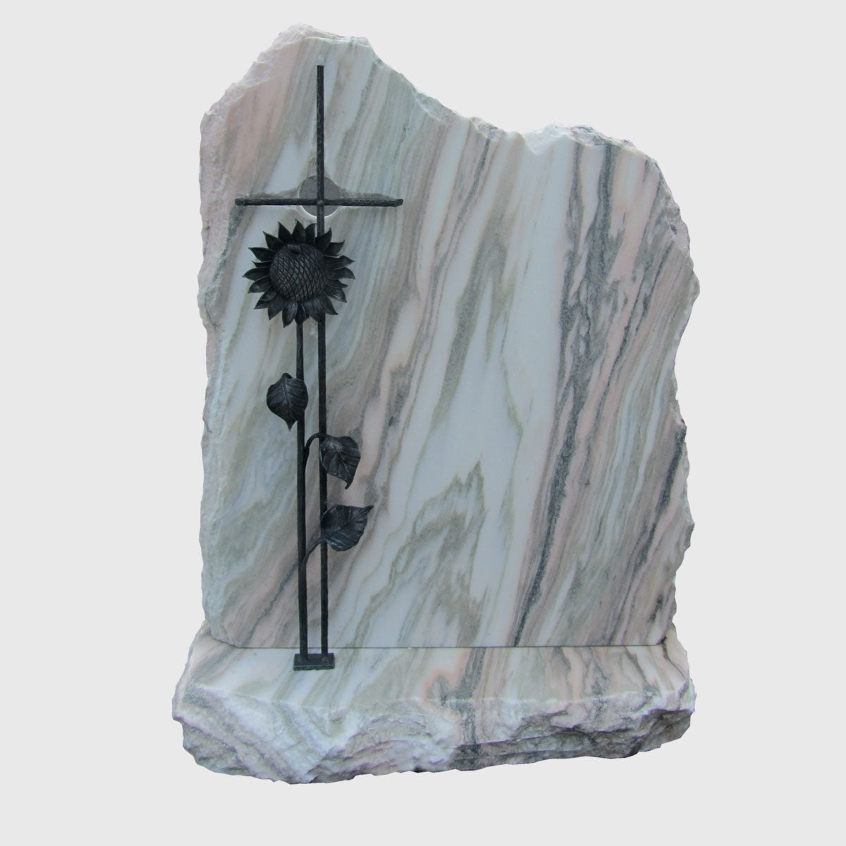 Grabstein und Sockel aus Sölker Marmor