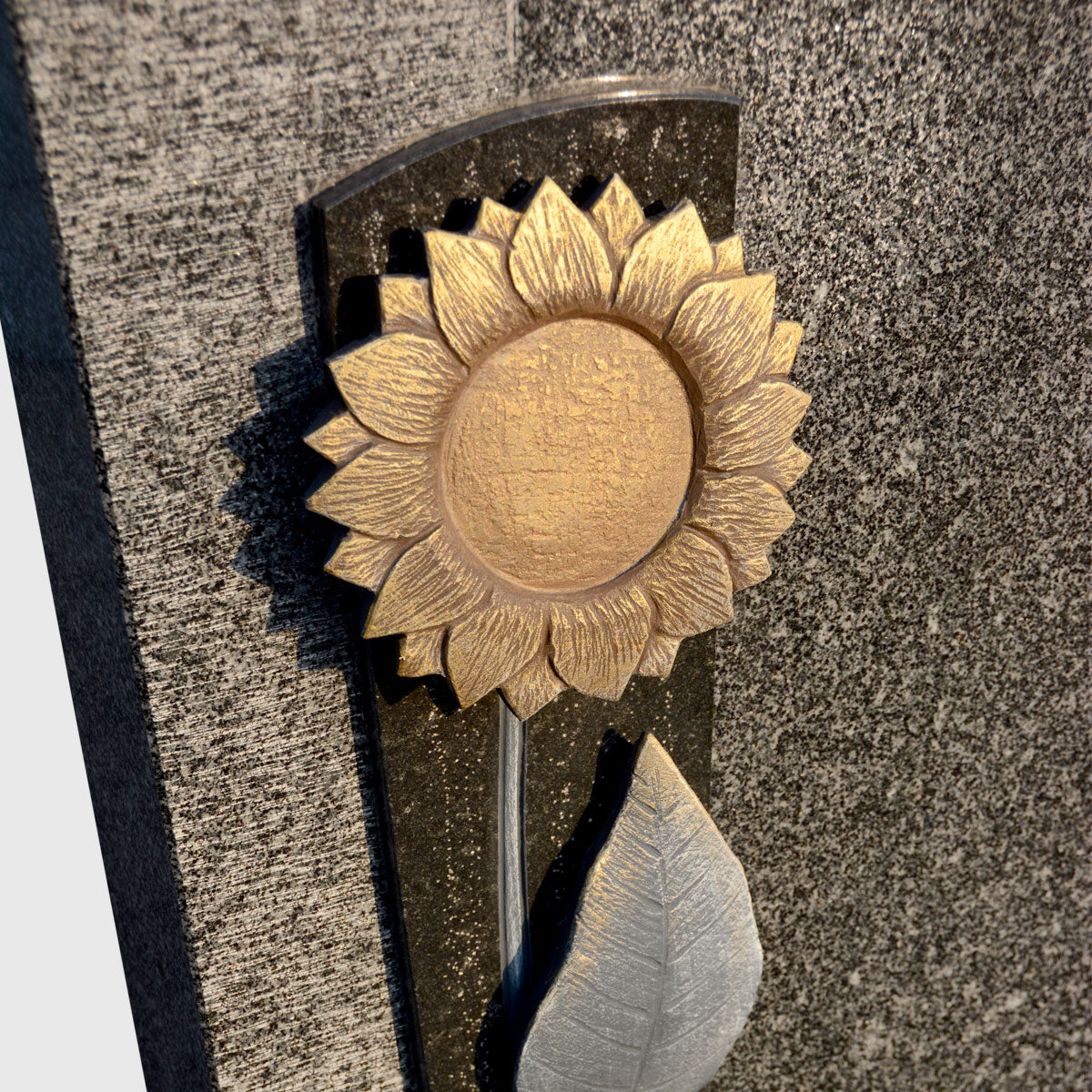Grabstein und Sockel aus Gebhartser Granit