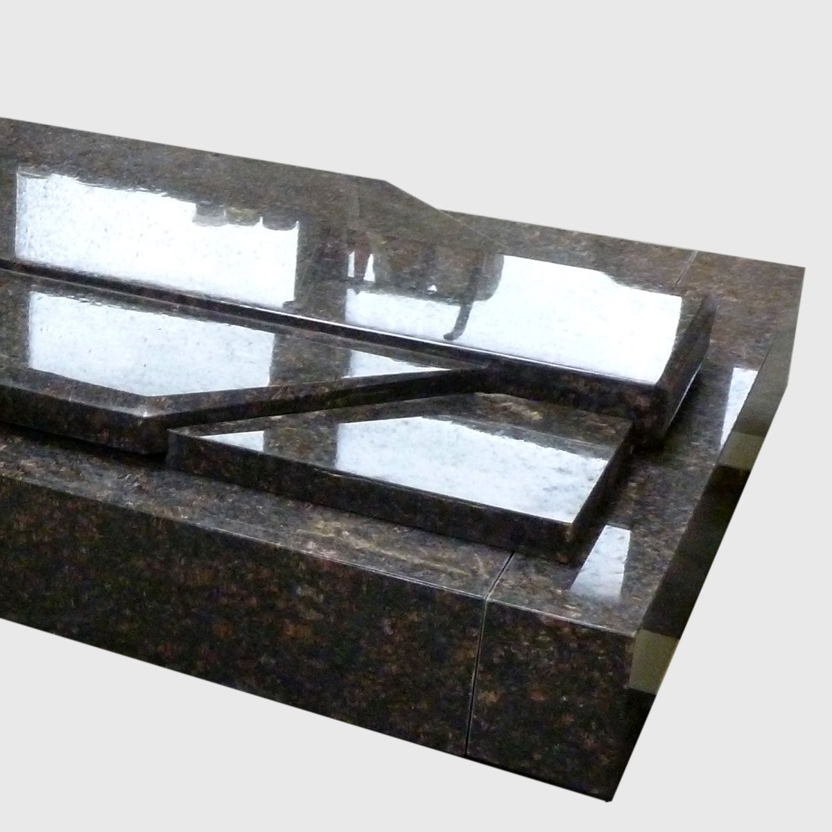 Grabanlage aus Tan Brown Granit ohne Grabstein – Stone Lounge