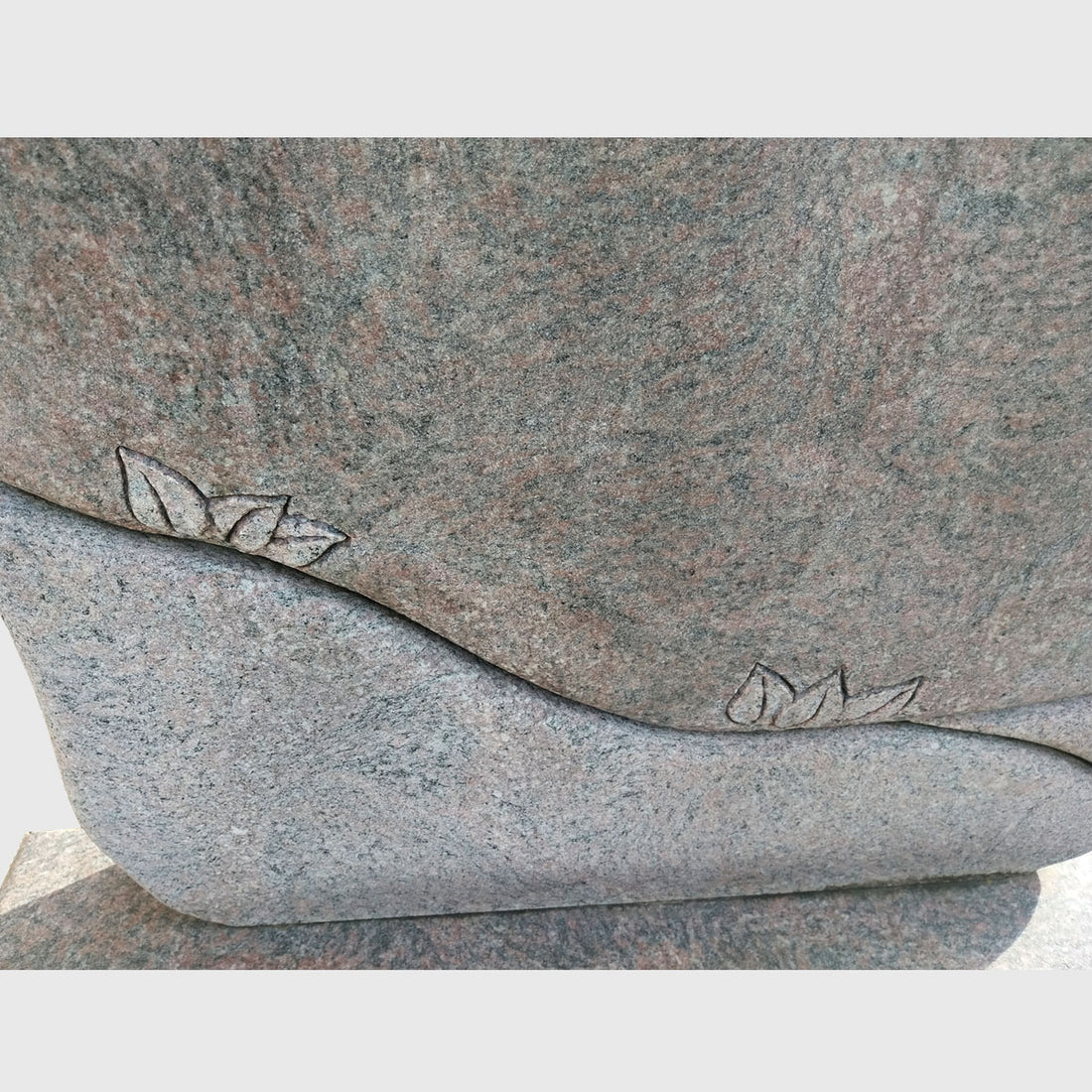 Grabstein und Sockel aus Lila Gerais Granit
