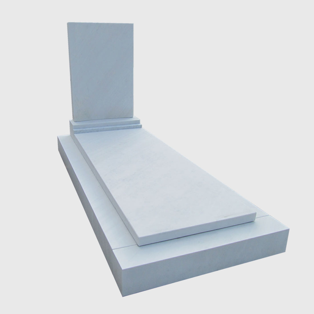 Grabanlage aus weißen Marmor, Renoviert mit Deckplatte